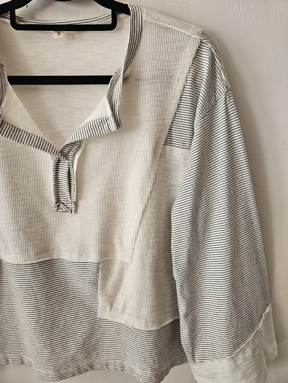 P.O.L Taking The Day Off Patch Striped Split V Neck Pullover Top White Black S - Picture 8 of 11